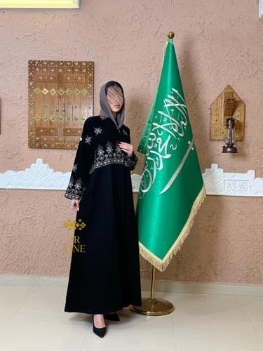 عباية رؤية بقماش كريب الابداع بتطريز بيج