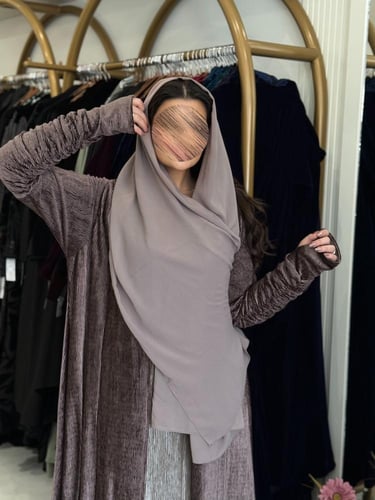 عباية فله بقماش مخمل استرتش كرمشه بالكم وفتحه اصبع...