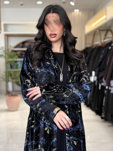 عباية الفاتنه بقماش شيفون مخمل ياباني اسود مع كحلي