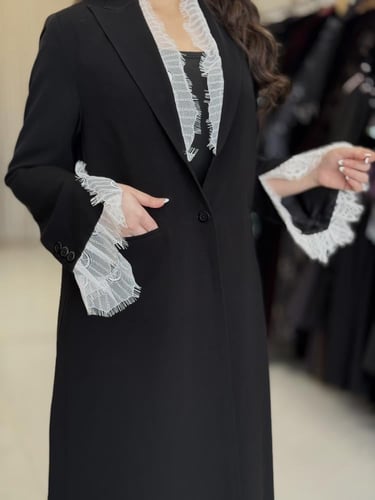 بليزر | عباية جيهان بقماش كريب رموش مزين بدانتل اب...