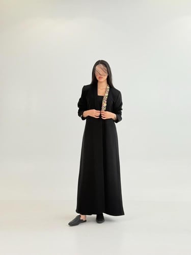 عباية بقصة بليزر بقماش كريب رموش اسود