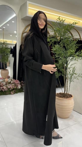 عباية سيرين بقماش شامواه مزين بكرستال اسود