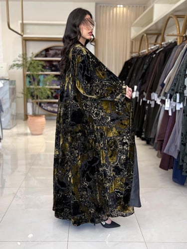 عباية الفاتنه بقماش شيفون مخمل ياباني اسود ذهبي 2