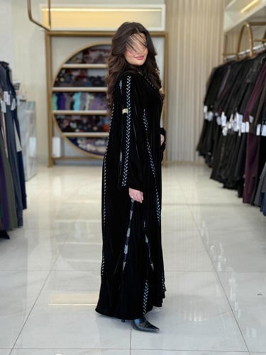 عباية دنيا بقماش مخمل كوري بتطريز