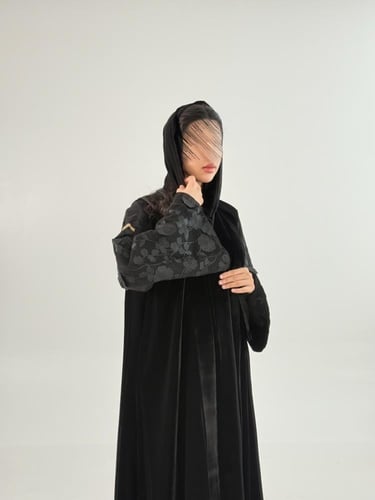 عباية جنان بقماش مخمل كوري باكمام دانتل مورد