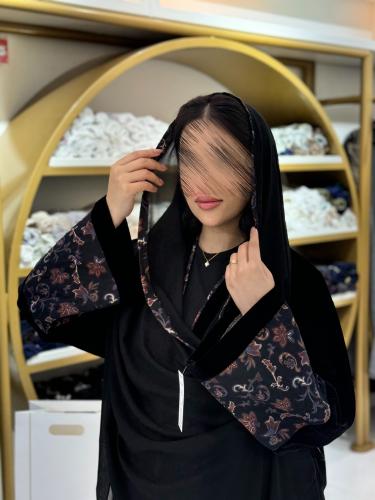 تشكيلة شتاء 2026 - عباية نغم بقماش مخمل كوري رسم ب...