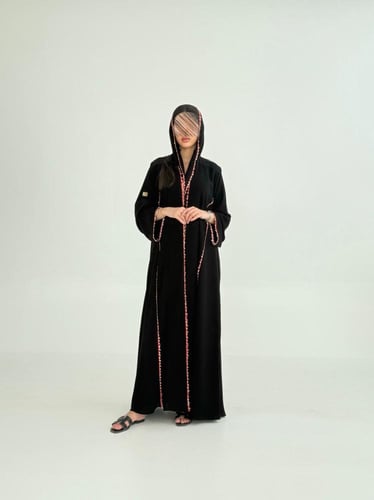 عباية زمرده بقماش كريب ملكي مزين بورد عنابي