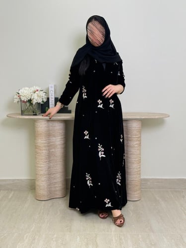 عباية تارا بقماش مخمل كوري بتطريز نثر وردي