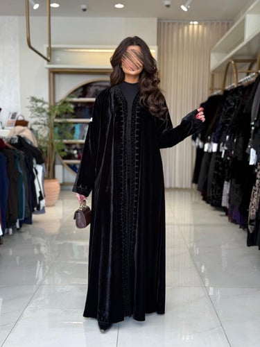 عباية نبيله بقماش مخمل كوري بتطريز هاري اسود