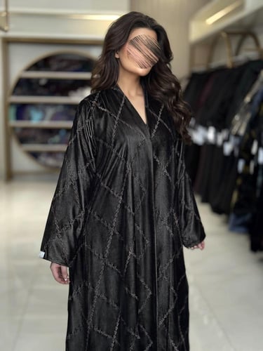 عباية آراء بقماش مخمل بتطريز بيج