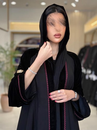 عباية ناري بقماش كريب الاناقة تدخيلات مخمل بتطريز...