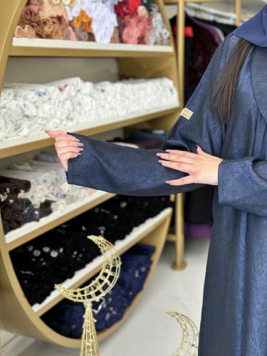 عباية رواء بقماش كريب حرير مشجر كحلي