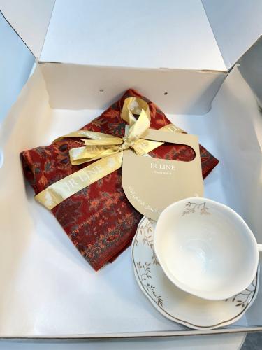 بوكس اهداء الشال الكشميري ( سيتم شحن اللون المتوفر...