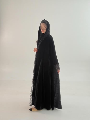 عباية روزانه بقماش مخمل كوري تدخيلات دانتل اسود 2