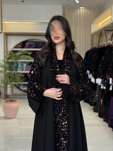 عباية غلا بقماش كريب الاناقه تدخيلات مخمل ملون