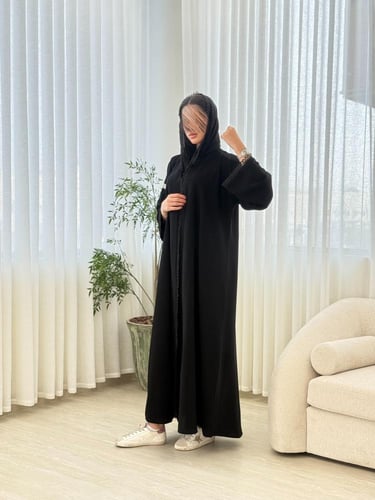 عباية زمرده بقماش كريب ملكي مزين بورد اسود