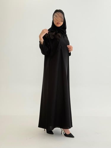 عباية ولاء بقماش كريب الاناقه مزين بتطريز اسود