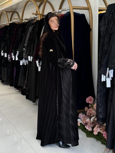 عباية سالي بقماش مخمل استرتش اسود مكسر كم دانتل