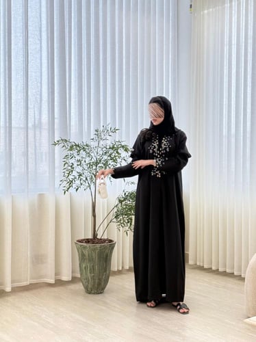 عباية منيه بقماش كريب باربي مزين بشك وحياكه يدويه