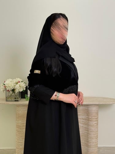 عباية غوام بقماش مخمل مكسر مع كريب الاناقة