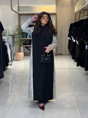 بليزر | عباية سمراء بقماش كريب ايطالي تدخيلات تطري...