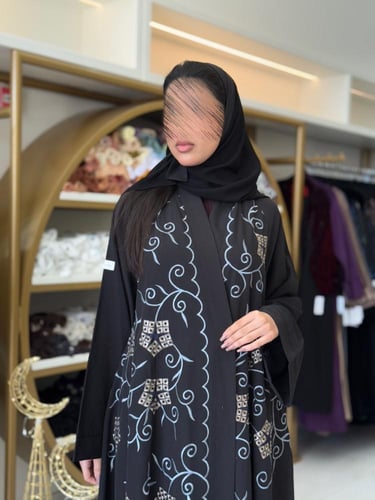 عباية مناير بقماش كريب ويفر مطرز اسود