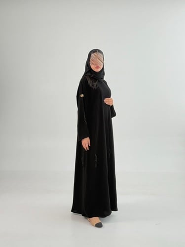 عباية مناير بقماش كريب الابداع مزين بكلفه