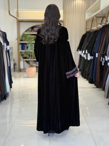 عباية غدق بقماش مخمل كوري مزين بكلفه عنابي