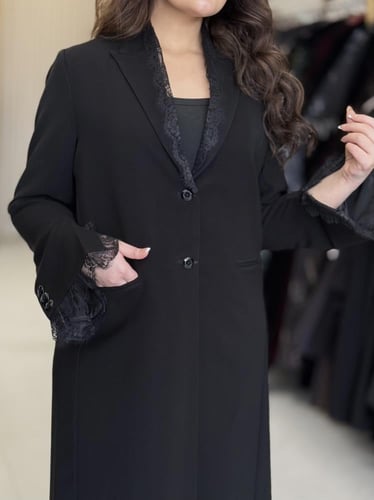 بليزر | عباية جيهان بقماش كريب رموش مزين بدانتل اس...