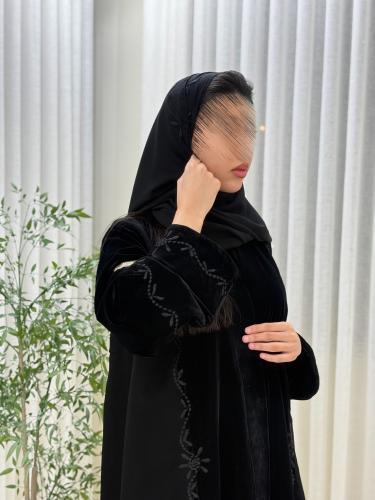 عباية رحاب بقماش مخمل مع كريب الابداع بتطريز فريد...