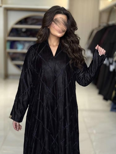 عباية آراء بقماش مخمل بتطريز كحلي