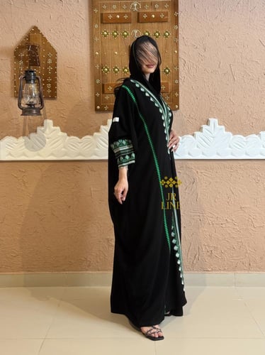 عباية اصالة بقماش كريب ملكي بتطريز تراثي فراشة