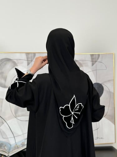 عباية سيما كريب الاناقة تطريز ورود مخمل - اسود