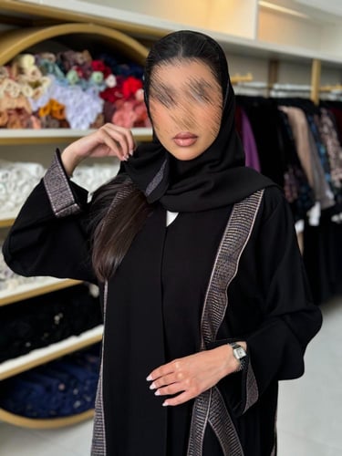 عباية ميرال كريب بلاك مع تطريز ناعم