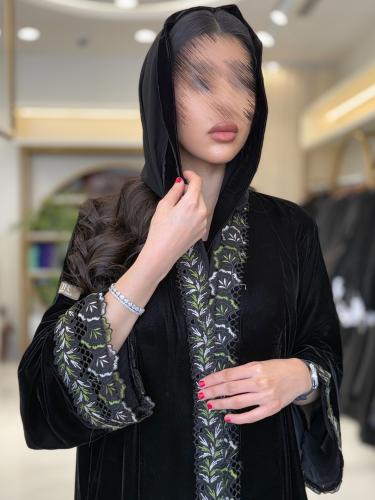 عباية غدق بقماش مخمل كوري مزين بكلفه اخضر