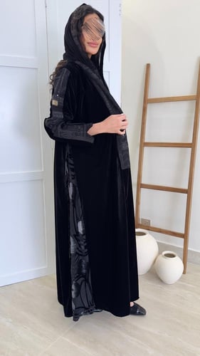 تشكيلة شتاء 2026 - عباية عذار بقماش مخمل كوري مع ت...