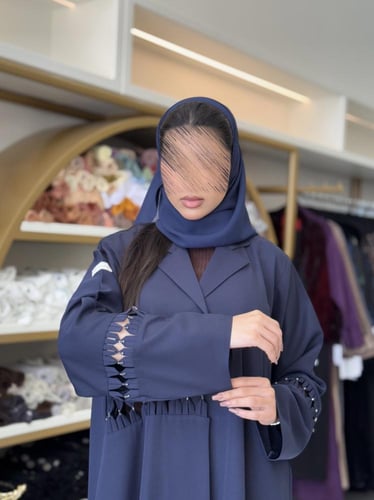 عباية هتون بقماش كريب باربي مزين بشك كحلي