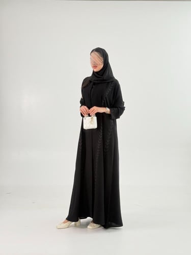 عباية سمره بقماش كريب ملكي بتطريز هاري اسود