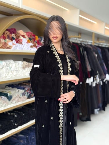 عباية ليليان بقماش مخمل كوري بتطريز اسود 2