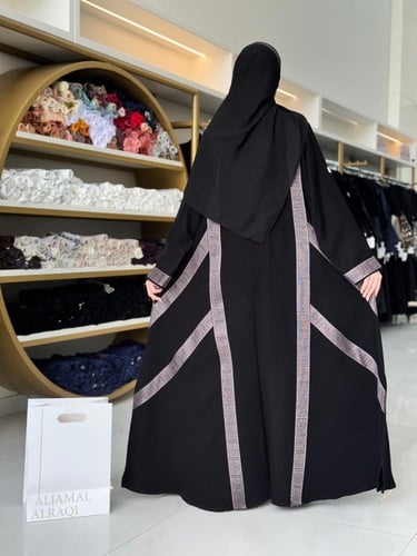 عباية ميرال كريب بلاك مع تطريز ناعم