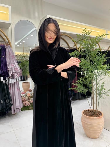 عباية ميان بقماش مخمل مع كريب بار بي مزين بشك