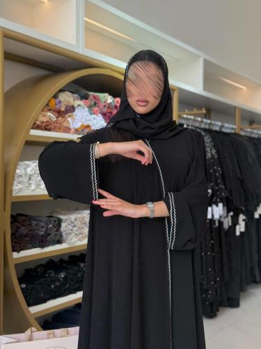 عباية رغد بقماش كريب ملكي بتطريز ابيض