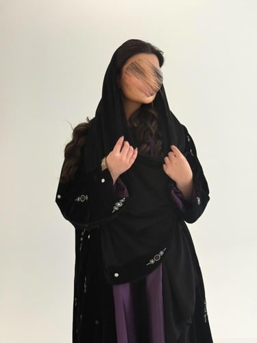 عباية وصوف بقماش مخمل كوري بتطريز مبطن بستان موف