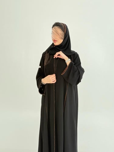 عباية سلوى بقماش كريب ملكي مزين بقيطان بني