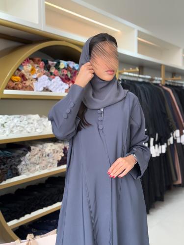 عباية ليان بقماش كريب باربي مزين بازرة رمادي