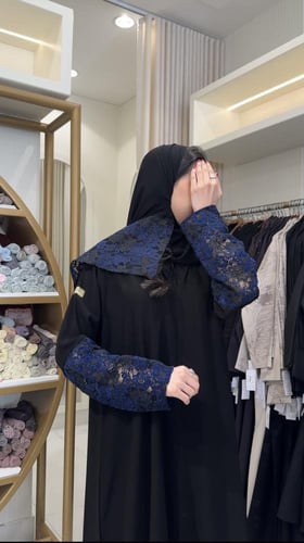 عباية علو بقماش كريب ملكي تدخيلات دانتل كحلي