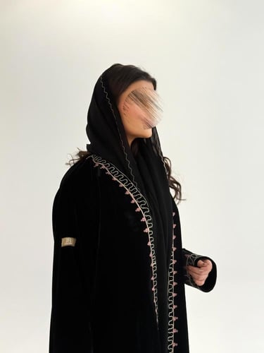عباية نبيله بقماش مخمل كوري بتطريز هاري ملون