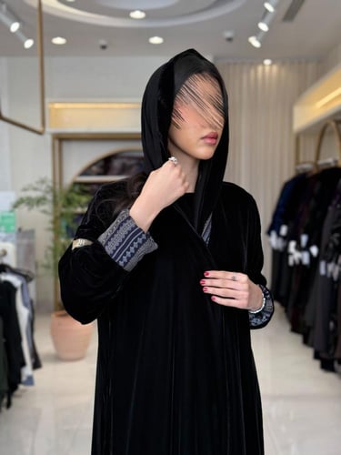 عباية نيفين بقماش مخمل كوري تدخيلات كشميري دبل فيس...