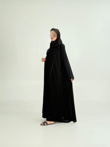 عباية سلوى بقماش كريب ملكي مزين بقيطان بني