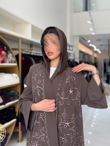 عباية مناير بقماش كريب ويفر مطرز بني فاتح